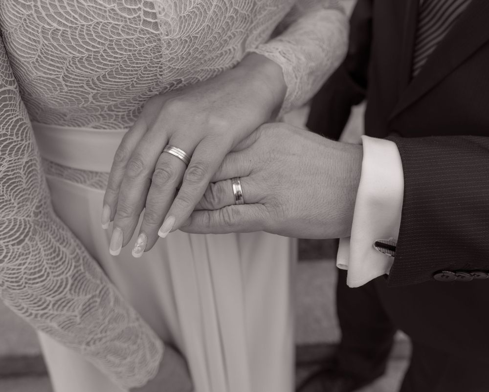 Detailaufnahme von Braut- und Bräutigamringen – moderne und authentische Hochzeitsfotografie.