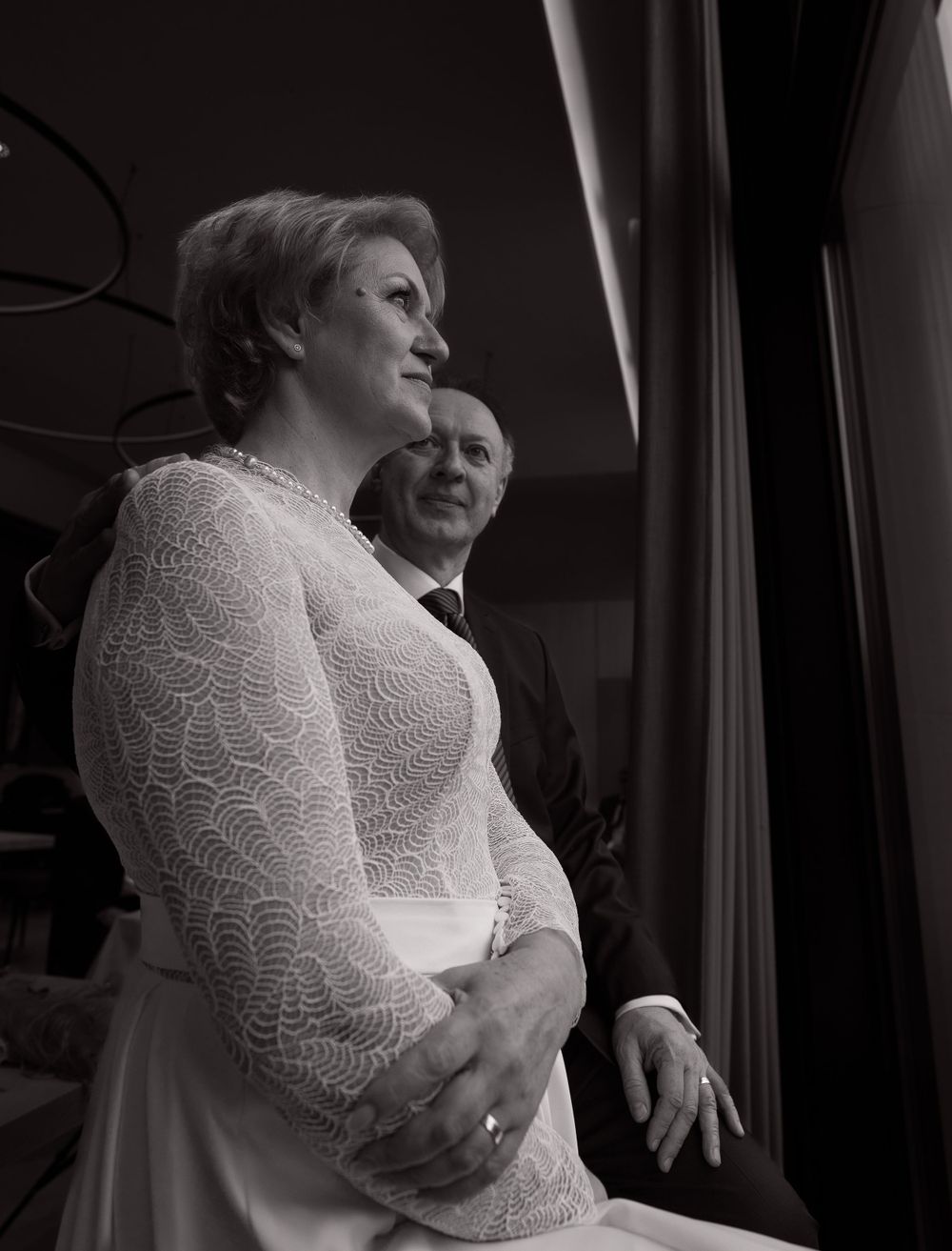Hochzeitspaar blickt sich verliebt an im Standesamt – stilvolle und emotionale Momentaufnahme der Trauung.