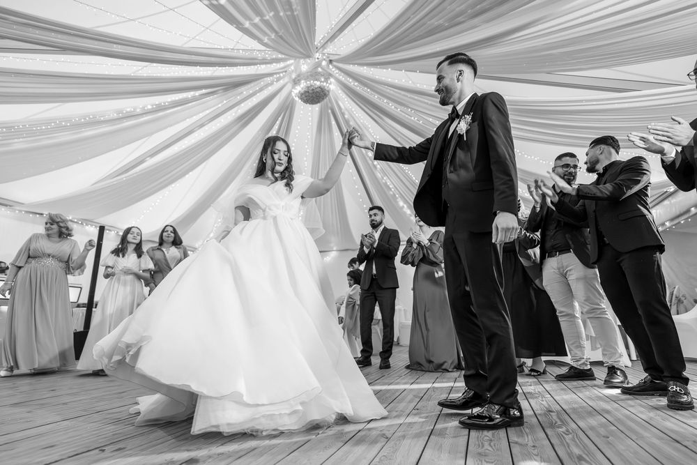 Hochzeitspaar tanzt verliebt im Schwarz-Weiß-Stil – elegante und authentische Hochzeitsfotografie in Baden-Württemberg.