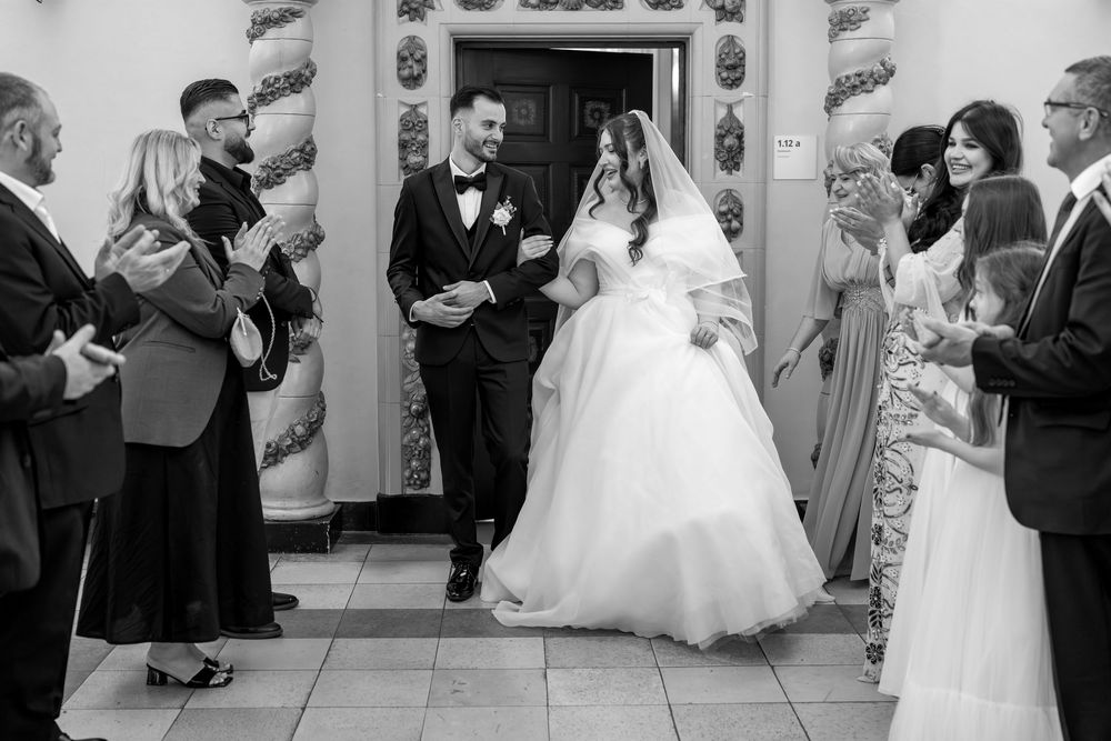 Braut und Bräutigam posieren liebevoll nach ihrer Hochzeit – zeitlose Hochzeitsfotografie mit Gefühl.