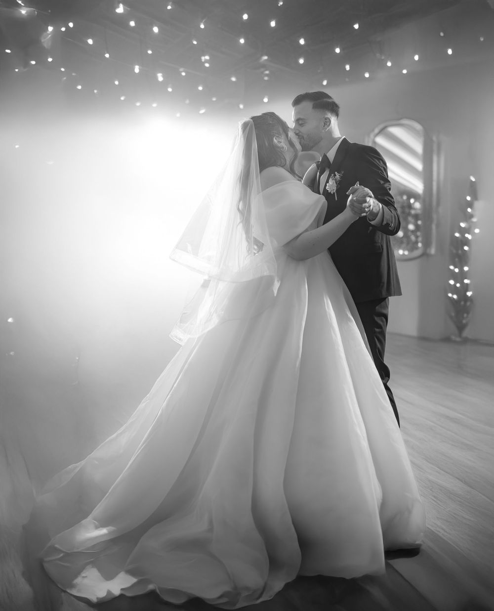 Schwarz-Weiß-Foto eines Hochzeitspaares beim ersten Tanz – emotionale und zeitlose Hochzeitsfotografie in Karlsruhe.