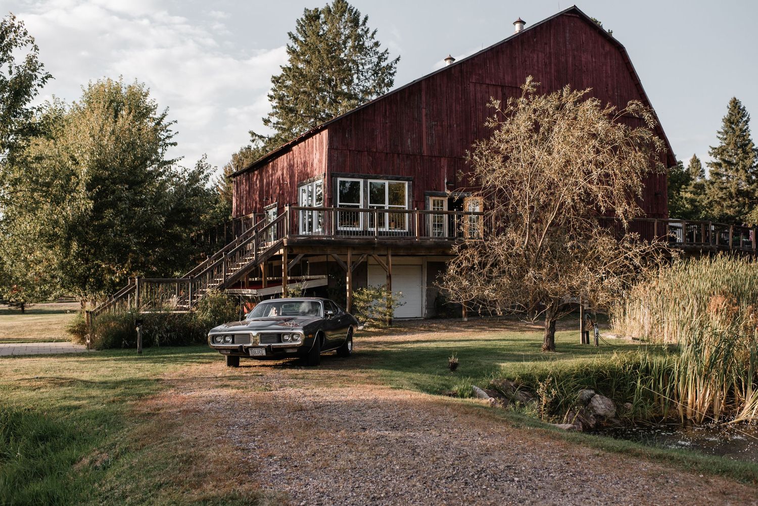 Black Saddle Barn wedding venue exterior showing barn and lawn. Virtual tour on website