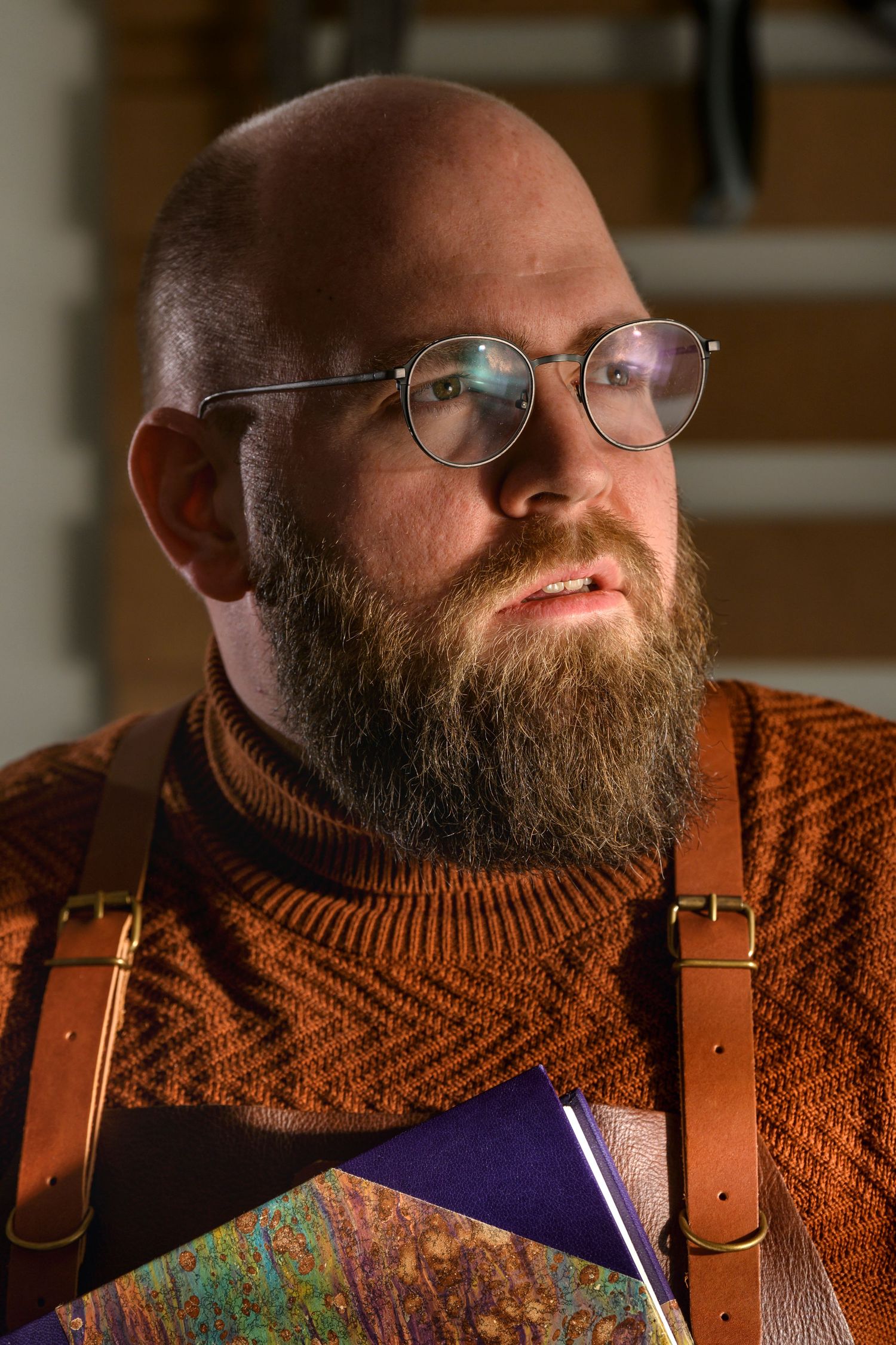 Portret van ambachtsman met handgemaakte boeken, bedrijfsfotografie door Bart Boodts Photography