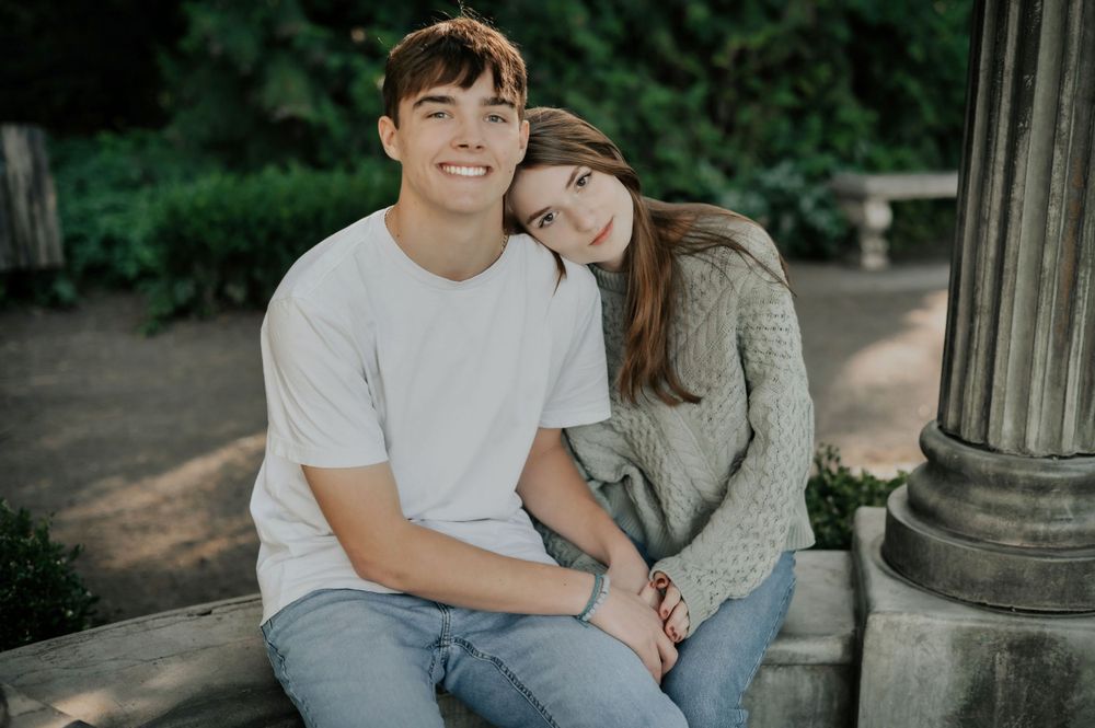 Couples portraits taken at Manito Park in Spokane Washington by Jessica Rae Photography.