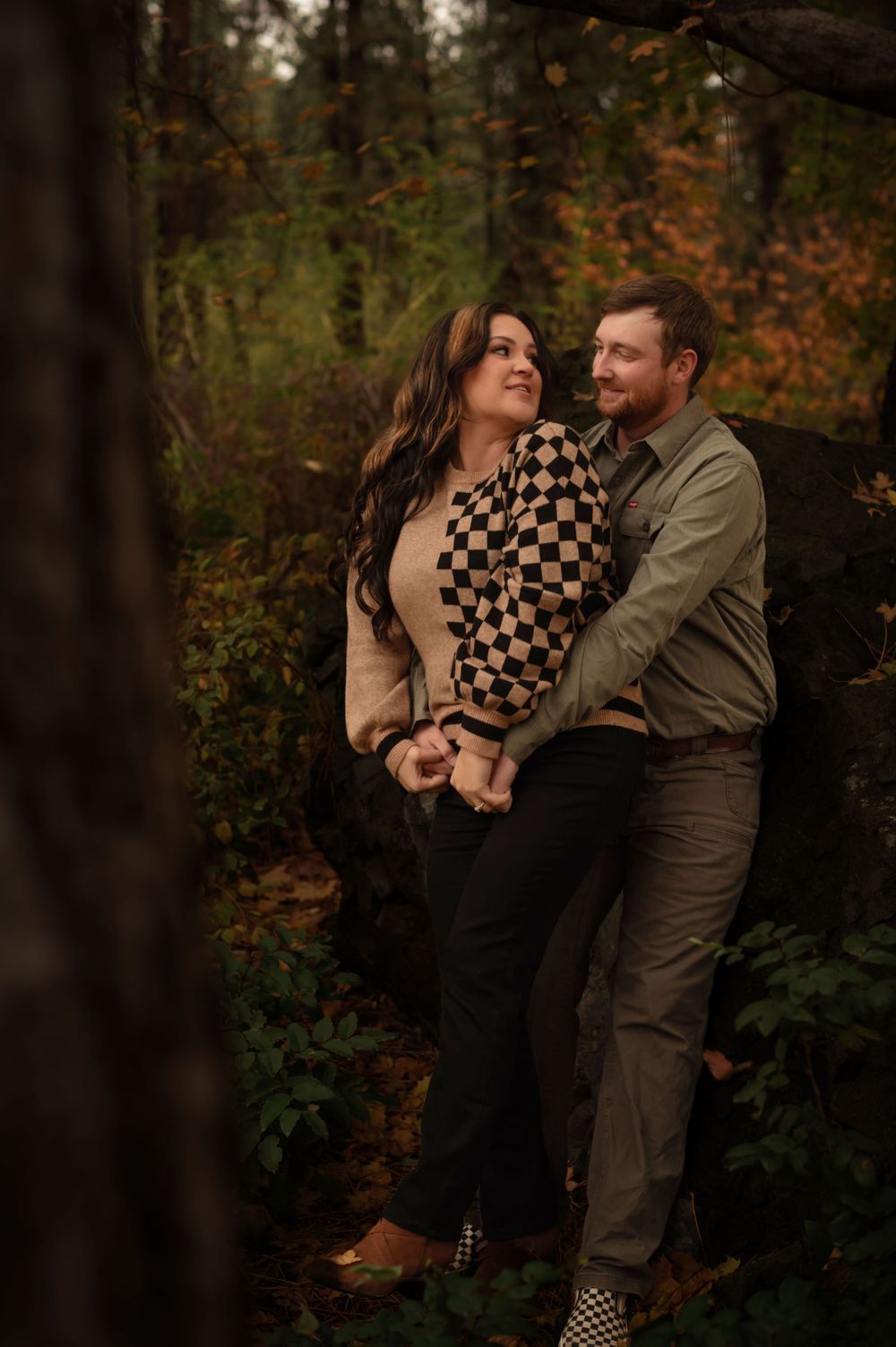 Cozy fall couple engagement shoot taken in Spokane Washington during the fall at Finch Arboretum by Jessica Rae Photography.