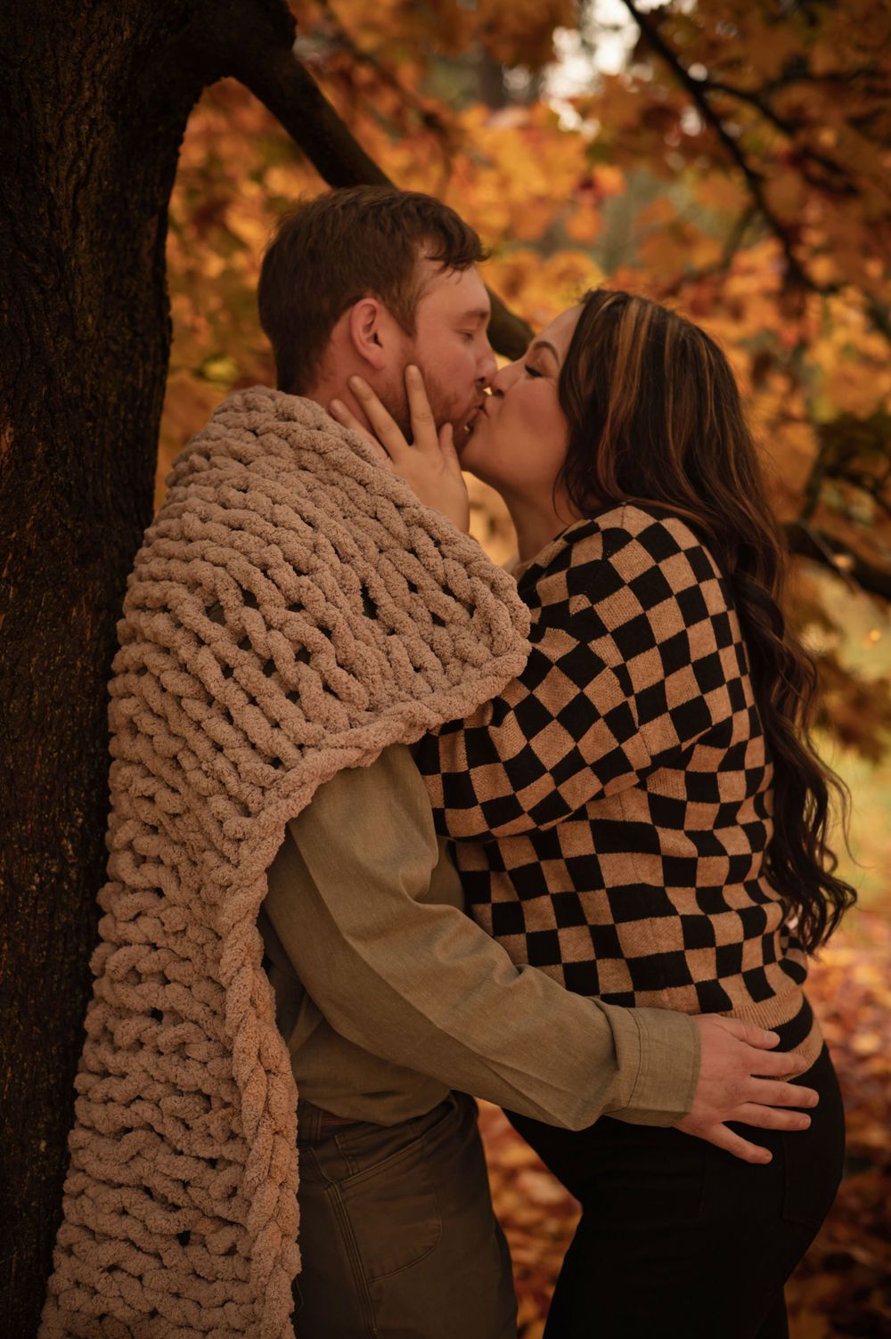 Cozy fall couple engagement shoot taken in Spokane Washington during the fall at Finch Arboretum by Jessica Rae Photography.