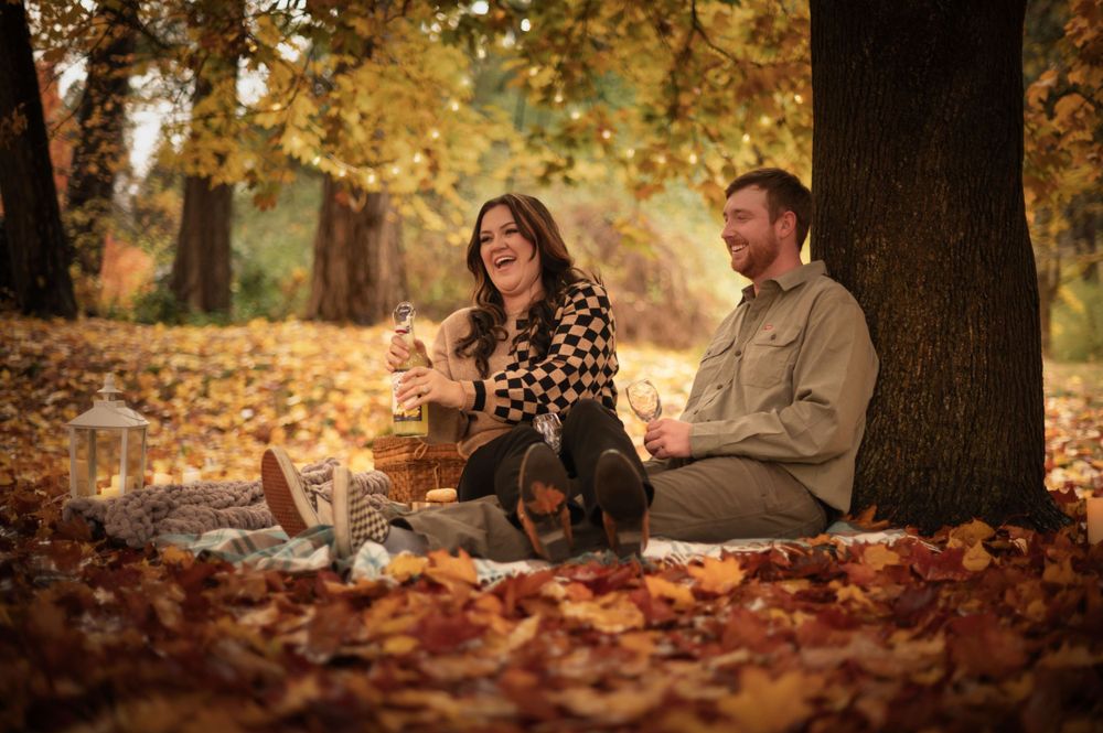 Cozy fall couple engagement shoot taken in Spokane Washington during the fall at Finch Arboretum by Jessica Rae Photography.