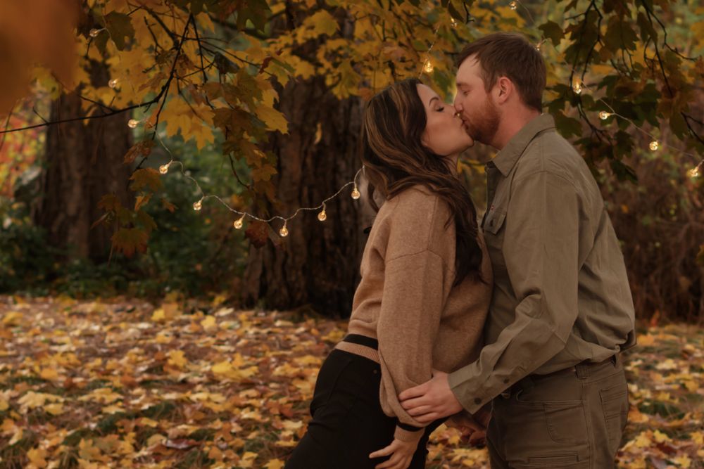 Cozy fall couple engagement shoot taken in Spokane Washington during the fall at Finch Arboretum by Jessica Rae Photography.