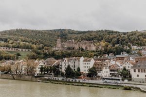 Blick auf das Heidelberger Schloss und die Häuser davor von der alten Brücke aus.
