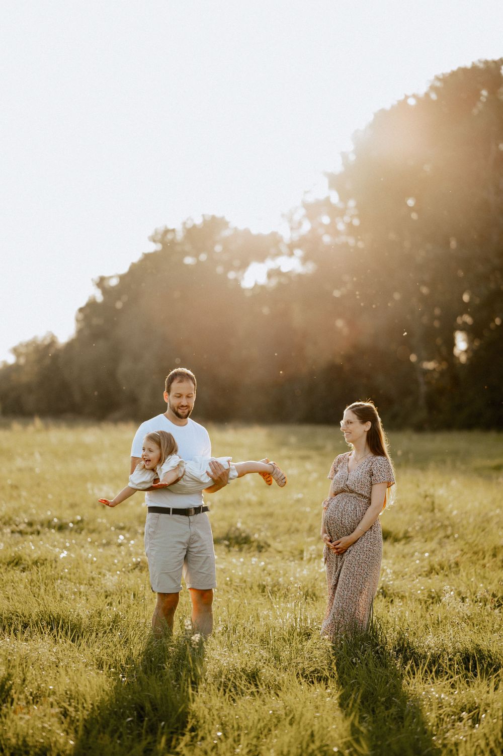 Babybauchshooting und Familyshooting von Frau, Mann und Kind im Grünen Mengen Jovanna Burkard KWICKSHOT