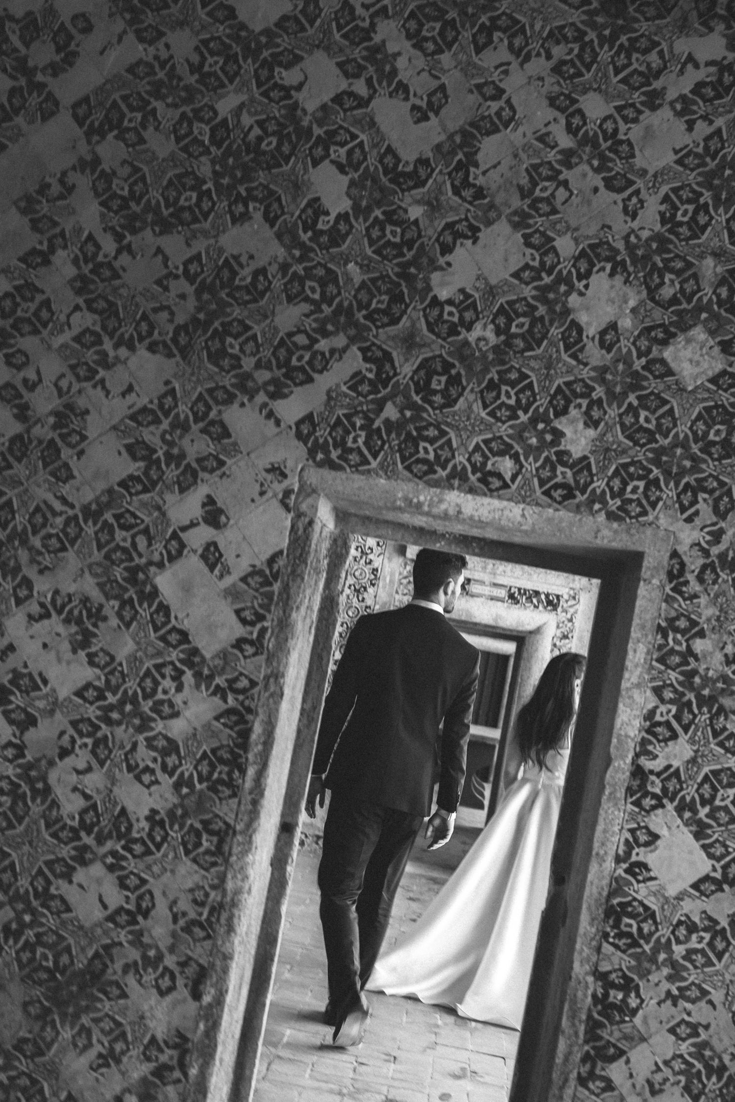 Black and white bride and groom portrait framed by Portuguese tiles at Palácio da Bacalhôa
