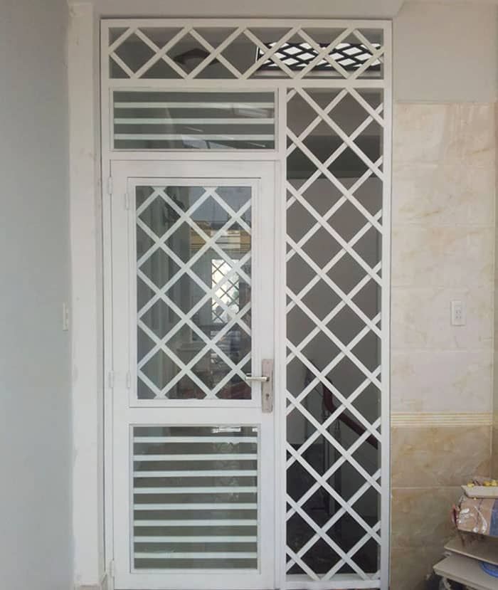 Lắp đặt cửa sắt kính cường lực lên ban công sân thượng
