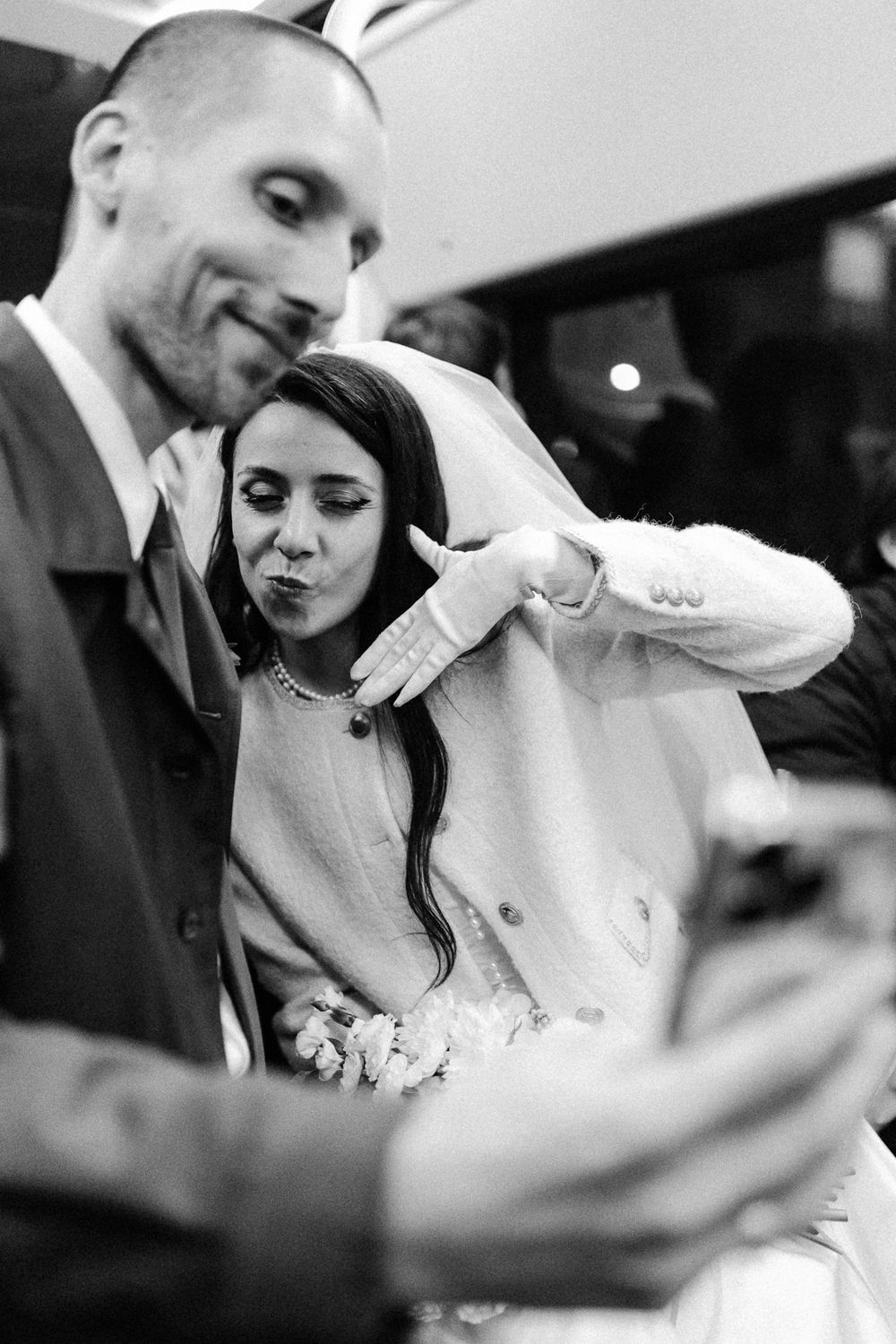 photo selfie de mariés dans le bus parisien