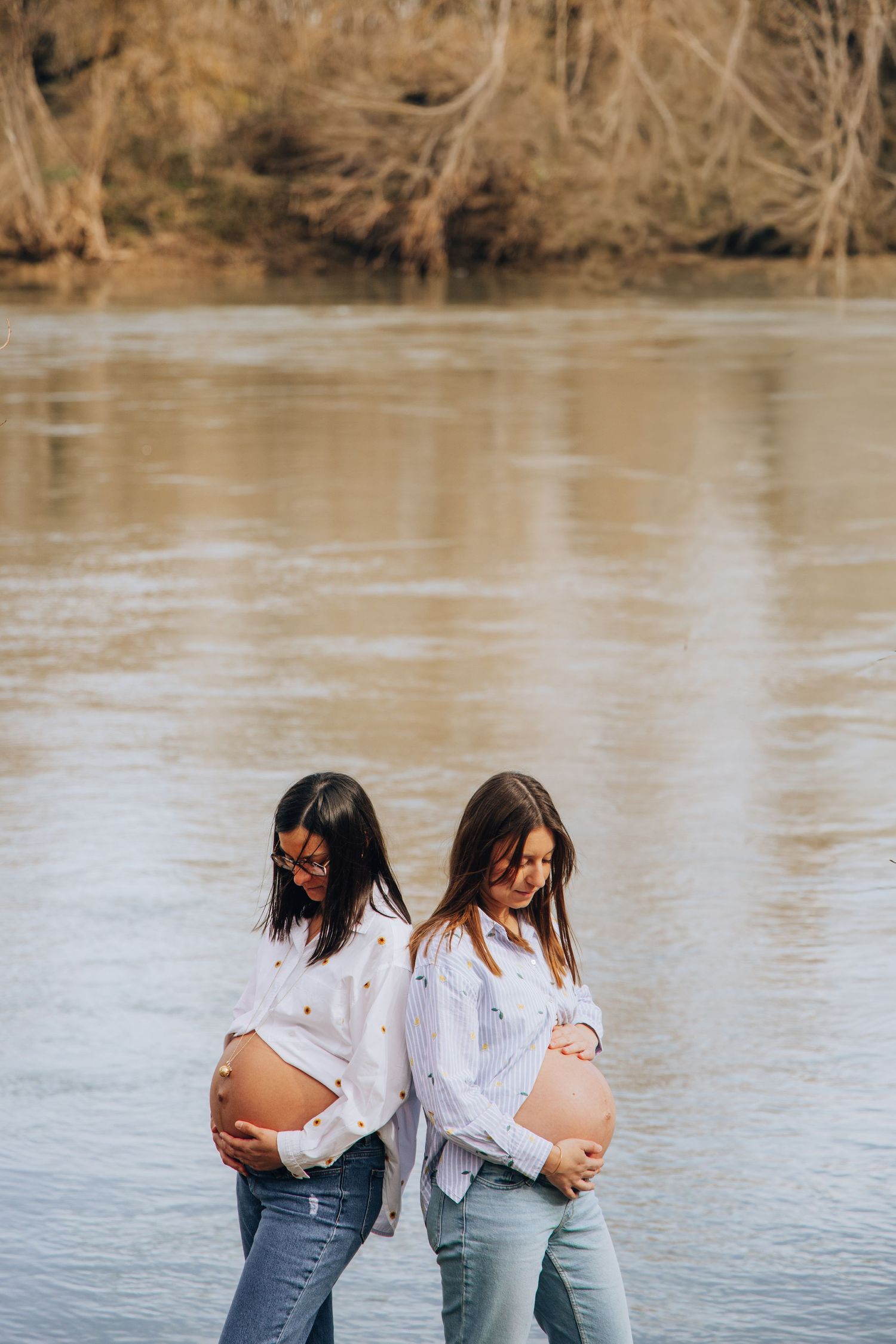 Portrait de deux amies enceintes dans un décor naturel toulouse