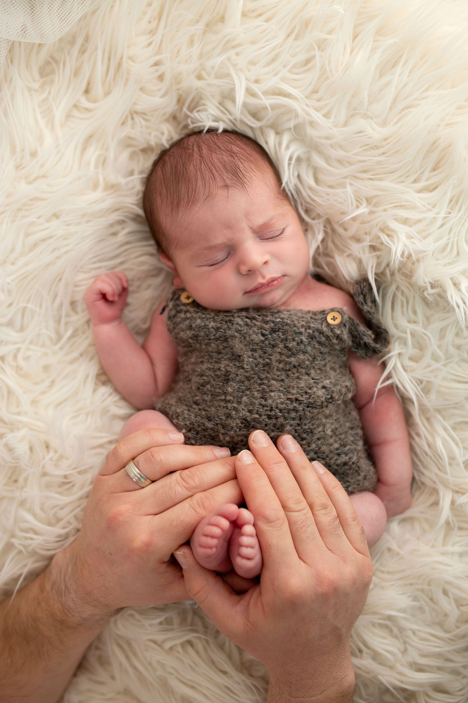 newborn baby photoshoot by little wonderland photography widnes cheshire runcorn frodsham warrington st helens liverpool