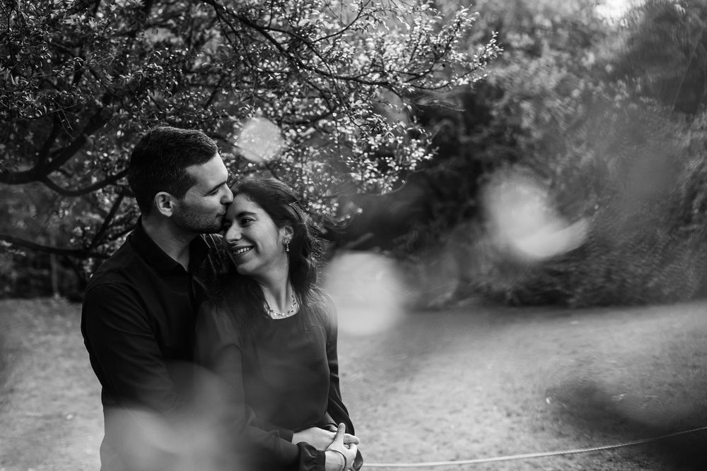 Black and white candid couple portrait during pre wedding photoshoot in Gulbenkian Garden Lisbon