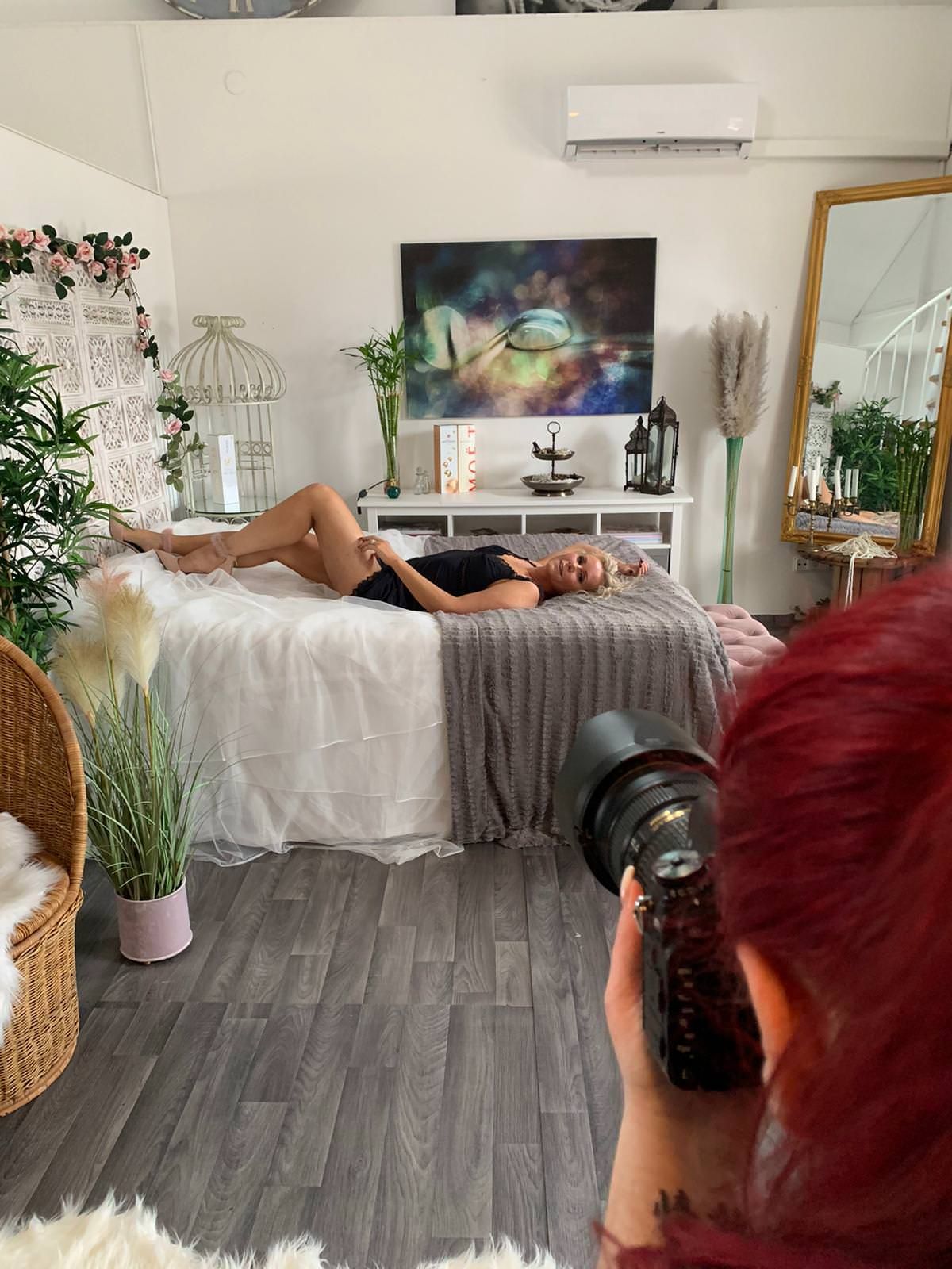 BTS i studion hos fotograf Jane Svensson, Photo By Jane. Kund blir fotograferad i studion.