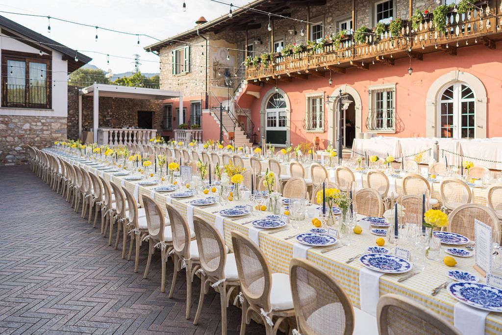 Bride and groom walking in the gardens of Isola del Garda accompanied by a roaming band