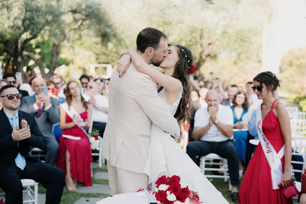 The newlyweds kiss during the outdoor ceremony at Villa Casa Rossa in Imperia.
