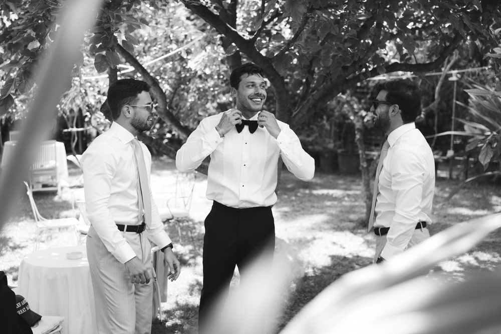 the groom gets dressed for the wedding at the "locanda del cavaliere"