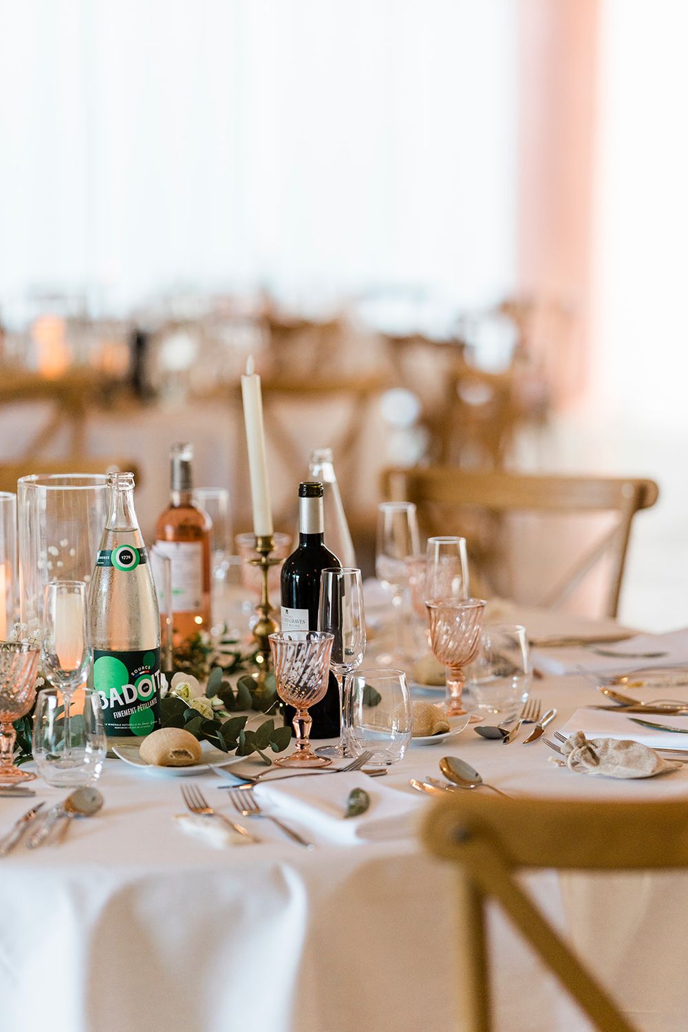 Elegant Dordogne wedding table with floral centerpiece and candles in South of France château