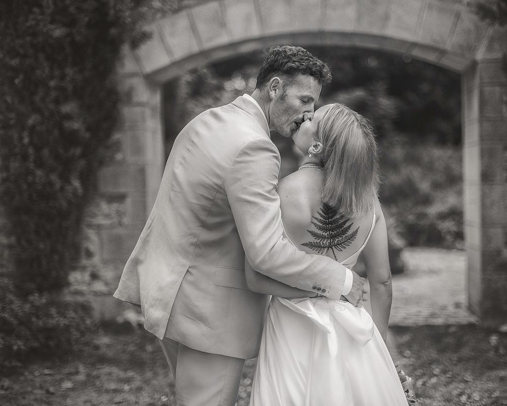 Bride and groom walking in the gardens of Château de Raysse, captured by Dordogne wedding photographer Laetitia Klopocki.
