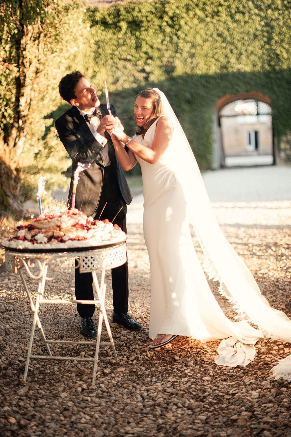 Wedding cake celebrations at Château Sainte-Croix, Dordogne