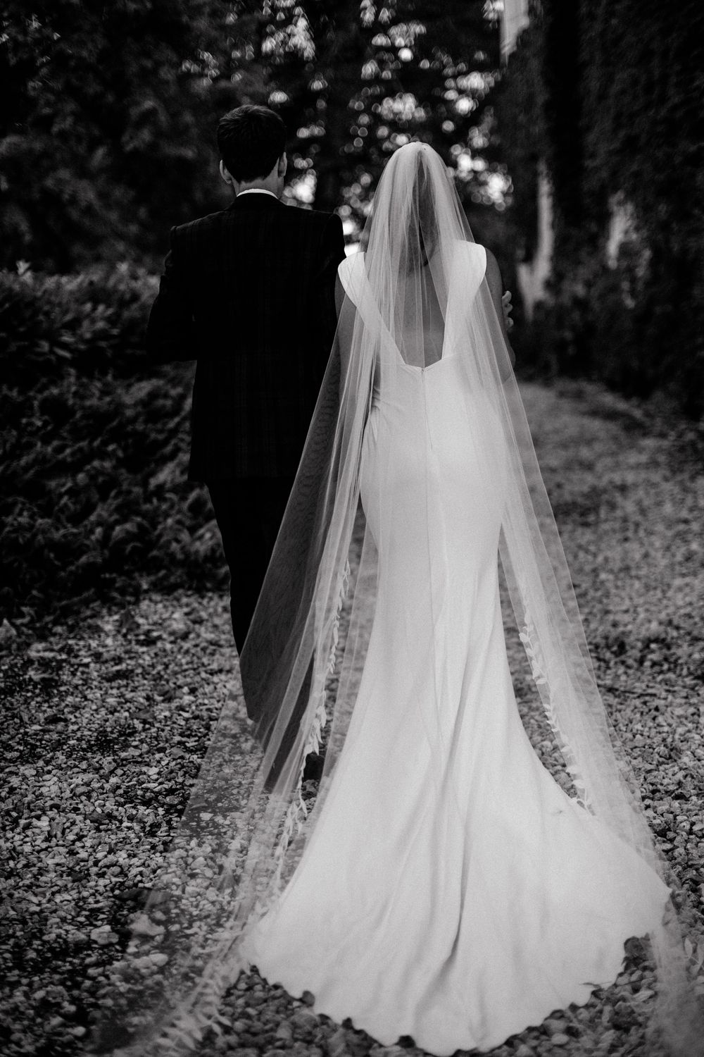 A quiet wedding moment at Château Sainte-Croix, Dordogne