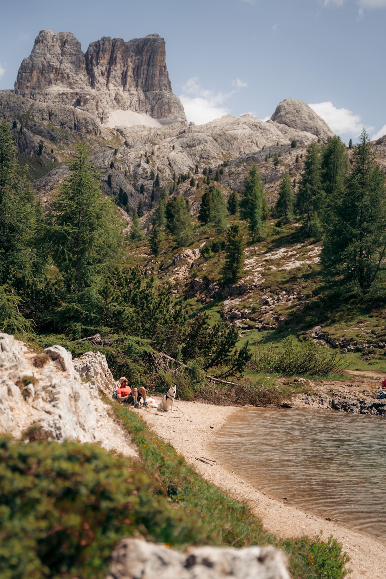 randonneur au bord du lago di limides dans les dolomites