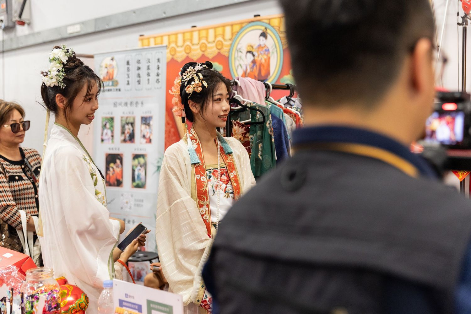 Lively New Year Hanfu market stall event photography capturing cultural portraits and interactions, by an Auckland photographer.