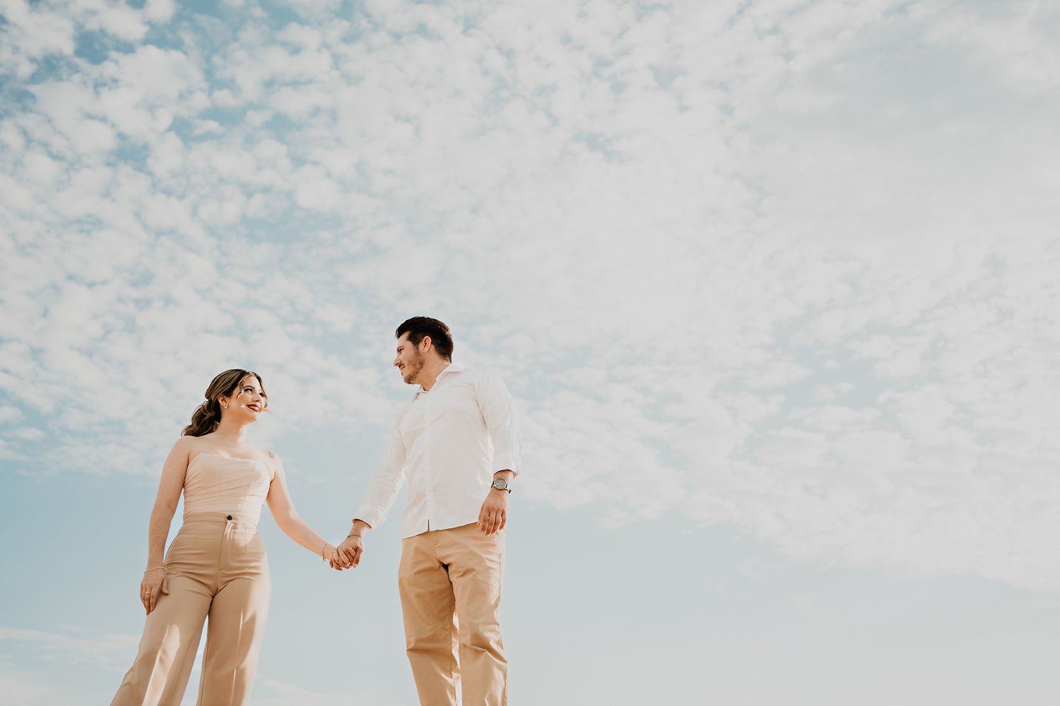 Sesión de pareja en playa de Mazatlán durante atardecer con fotografía natural y emocional por Carlos Galindo.