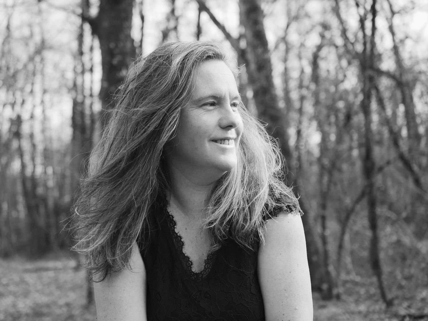 Portrait en lumière naturelle en extérieur de Claire Macnamara Photographe