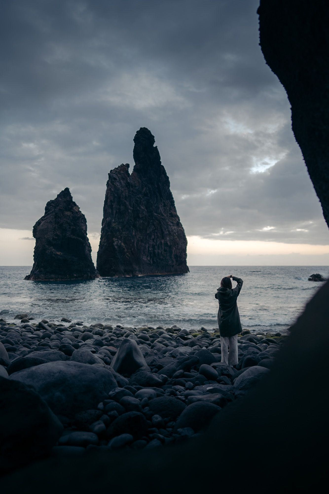 Photographe au miradouro do ilheus de ribeira da janela à Madère