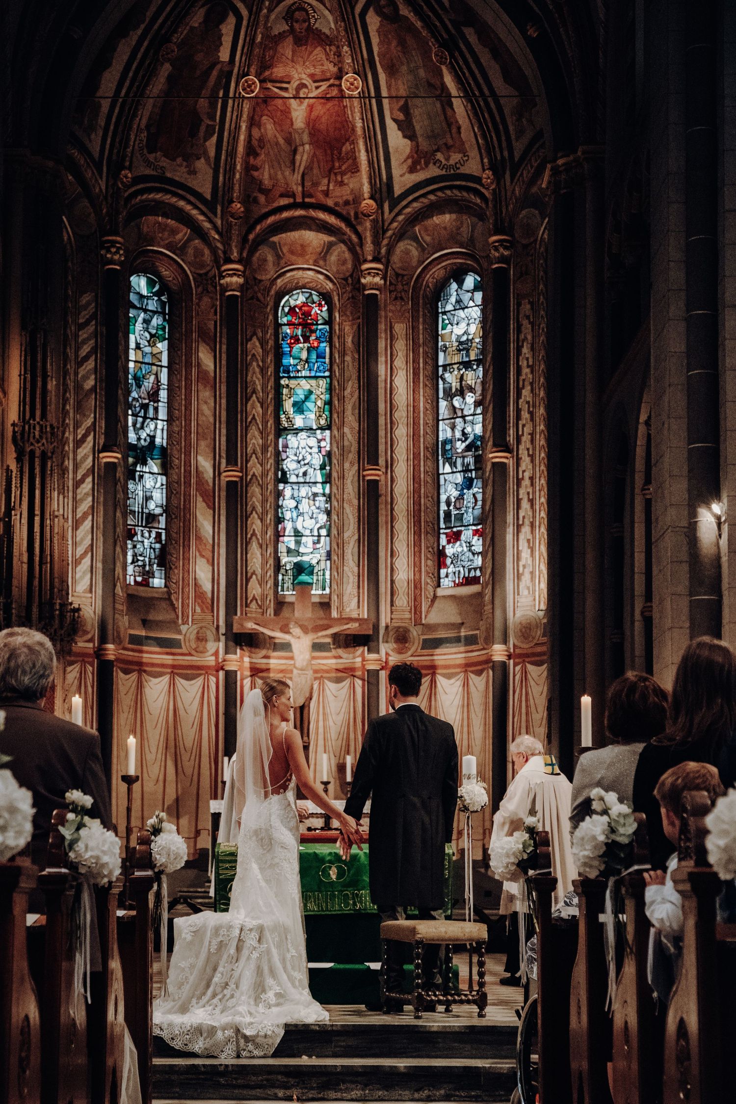 Exklusive Hochzeitsfotografie in Düsseldorf und Essen – kirchliche Trauung in Düsseldorf mit stilvoller Feier im Schlosshotel Hugenpoet