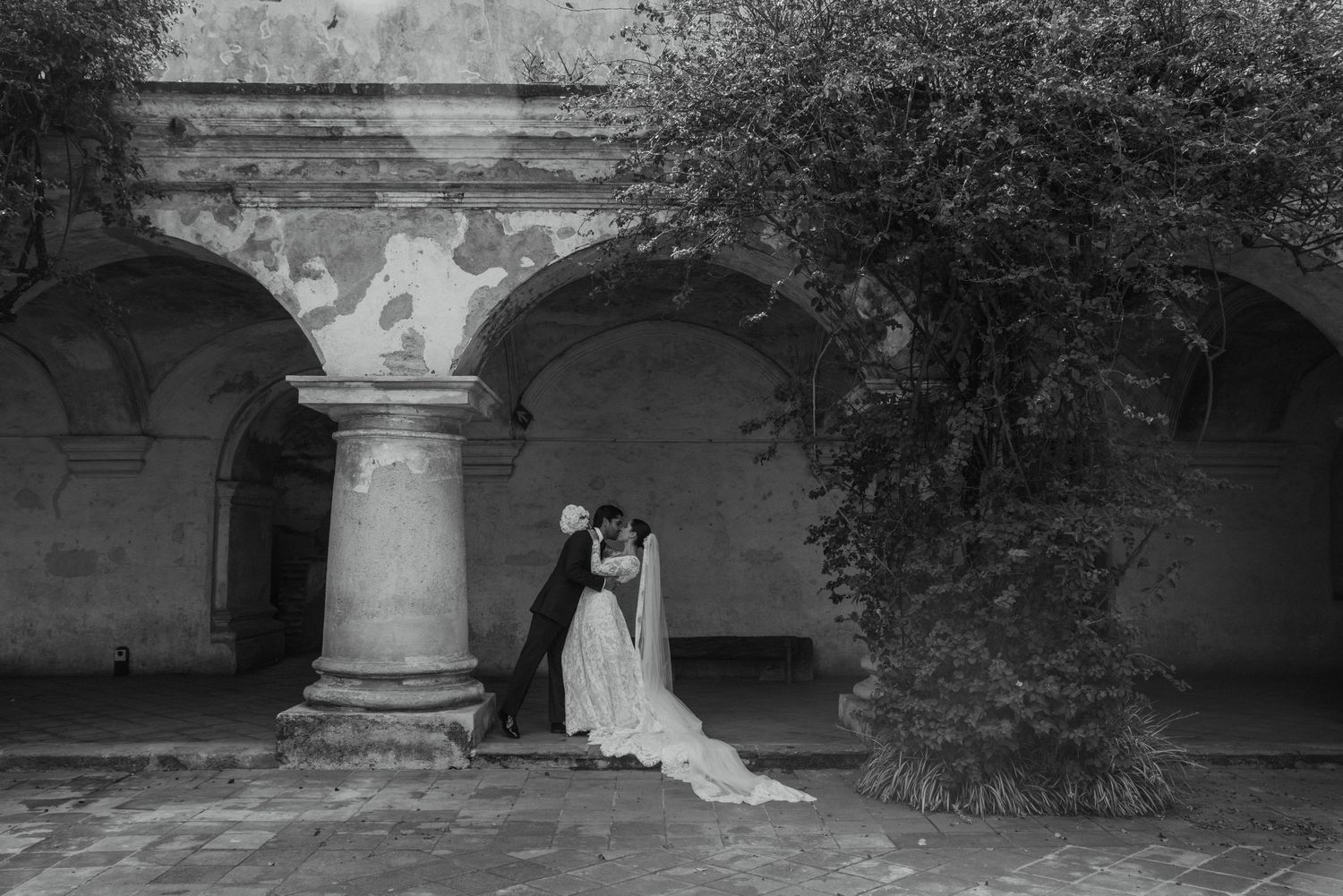 romantic wedding photo, bride and groom in love, Antigua Guatemala wedding, luxury wedding photographer, destination wedding photography