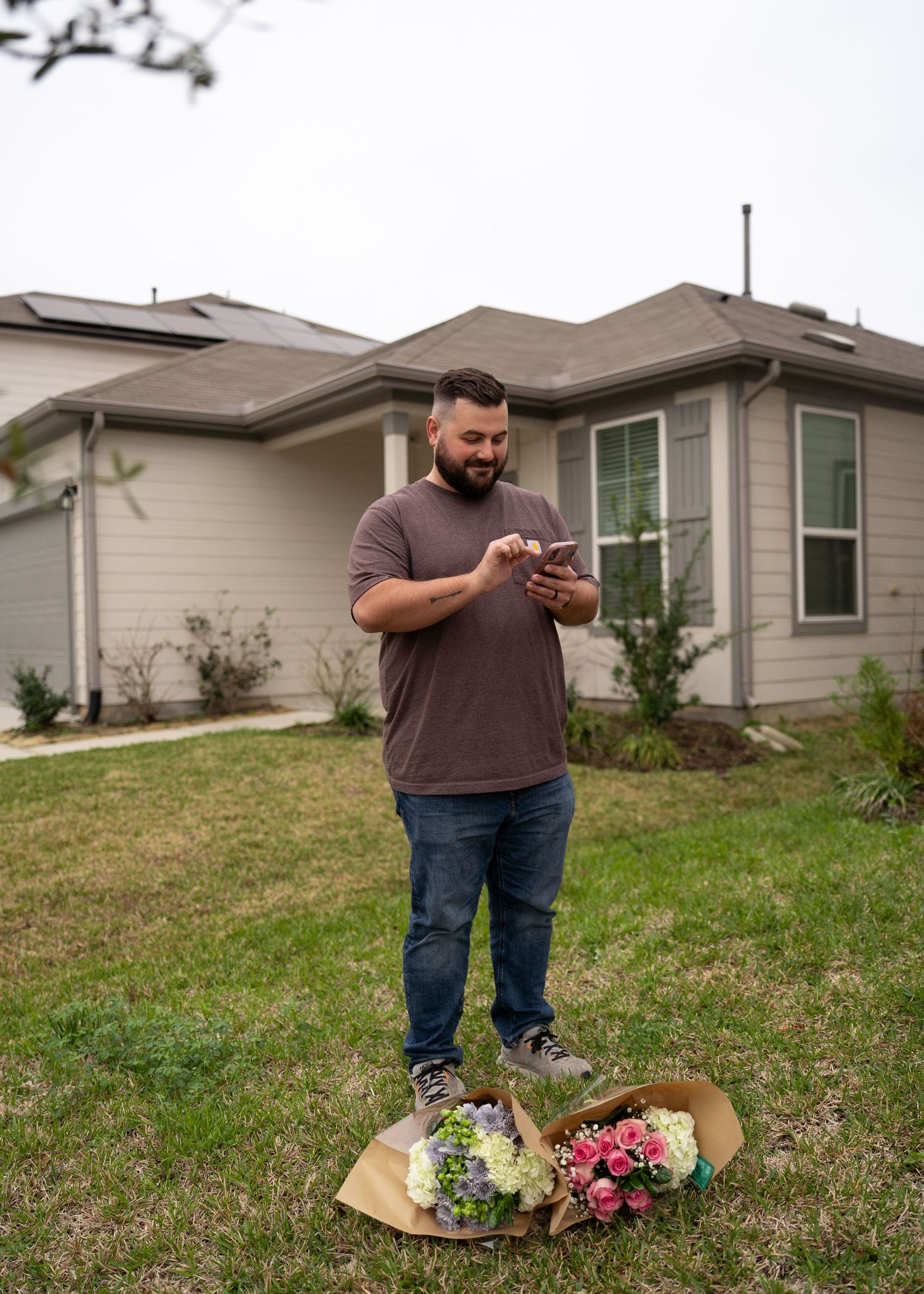 Dad reading gender reveal results to the family while kids excitedly wait to hand Mom the correct bouquet