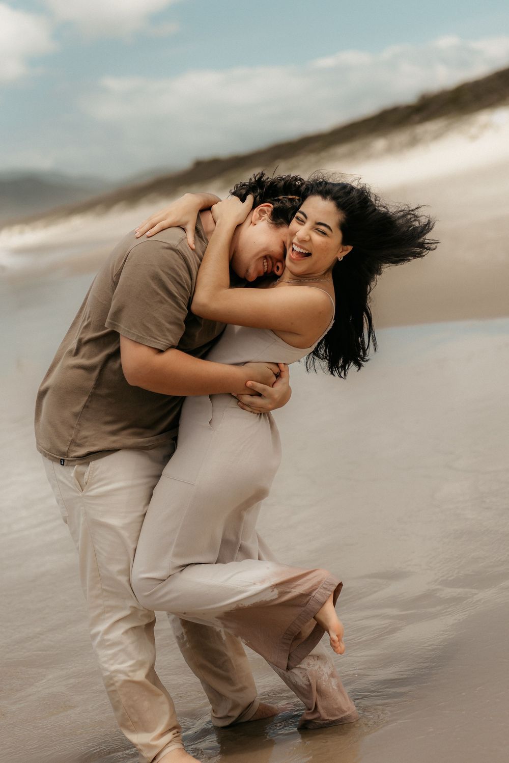 Ensaio de casal em Florianópolis | Praia e luz natural do amanhecer