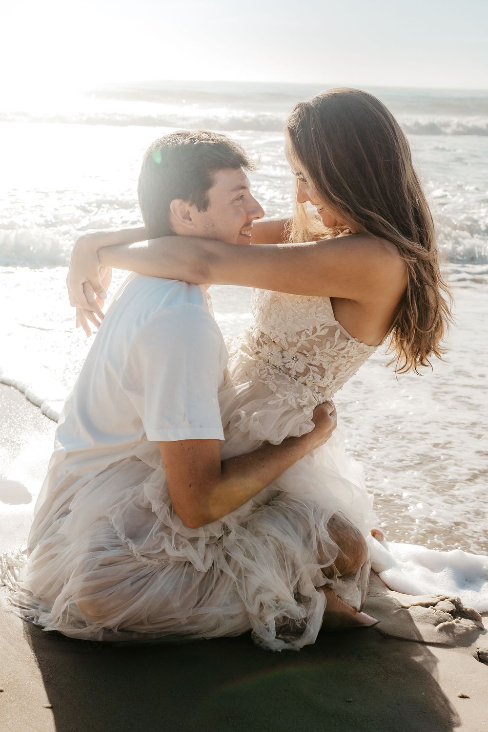 Ensaio de casal em Florianópolis | Praia e luz natural do amanhecer