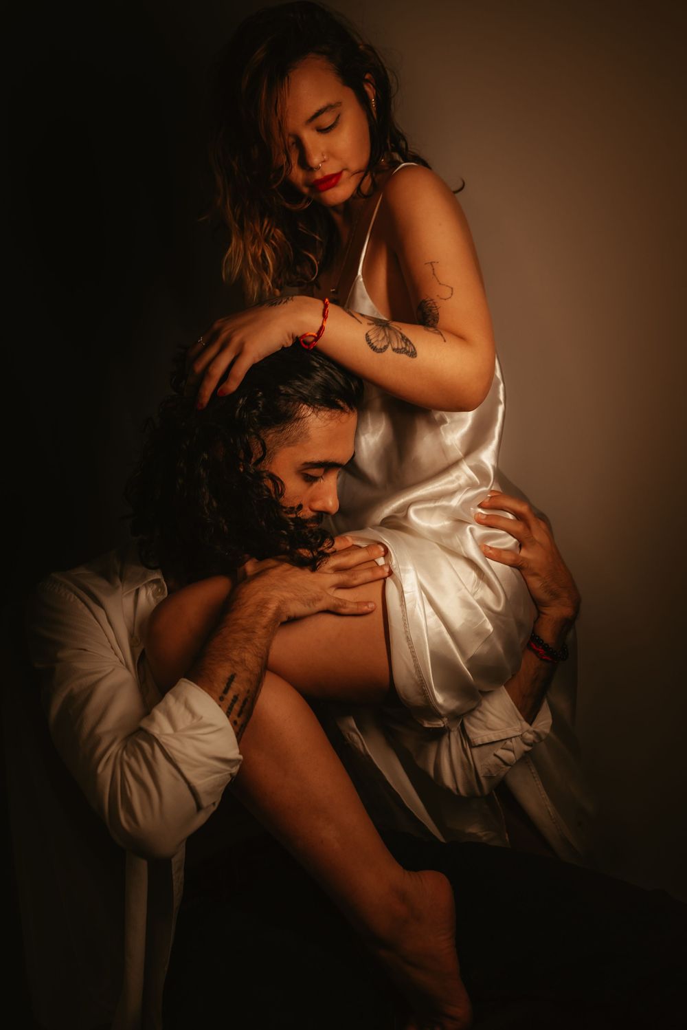 Ensaio de casal em de casa em Florianópolis | Conexão
 e fotografia espontânea