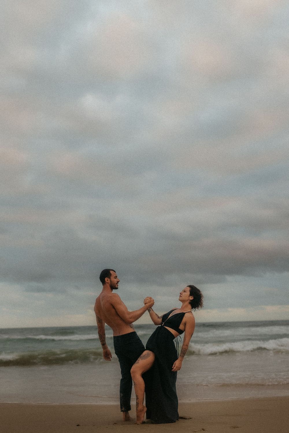 Ensaio de casal em Florianópolis | Praia e luz natural do pôr do sol