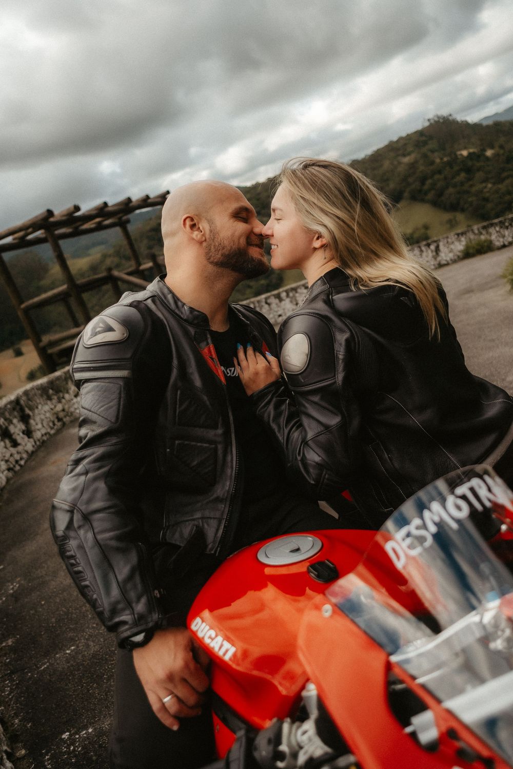 Ensaio de casal em Florianópolis | Conexão e fotografia espontânea