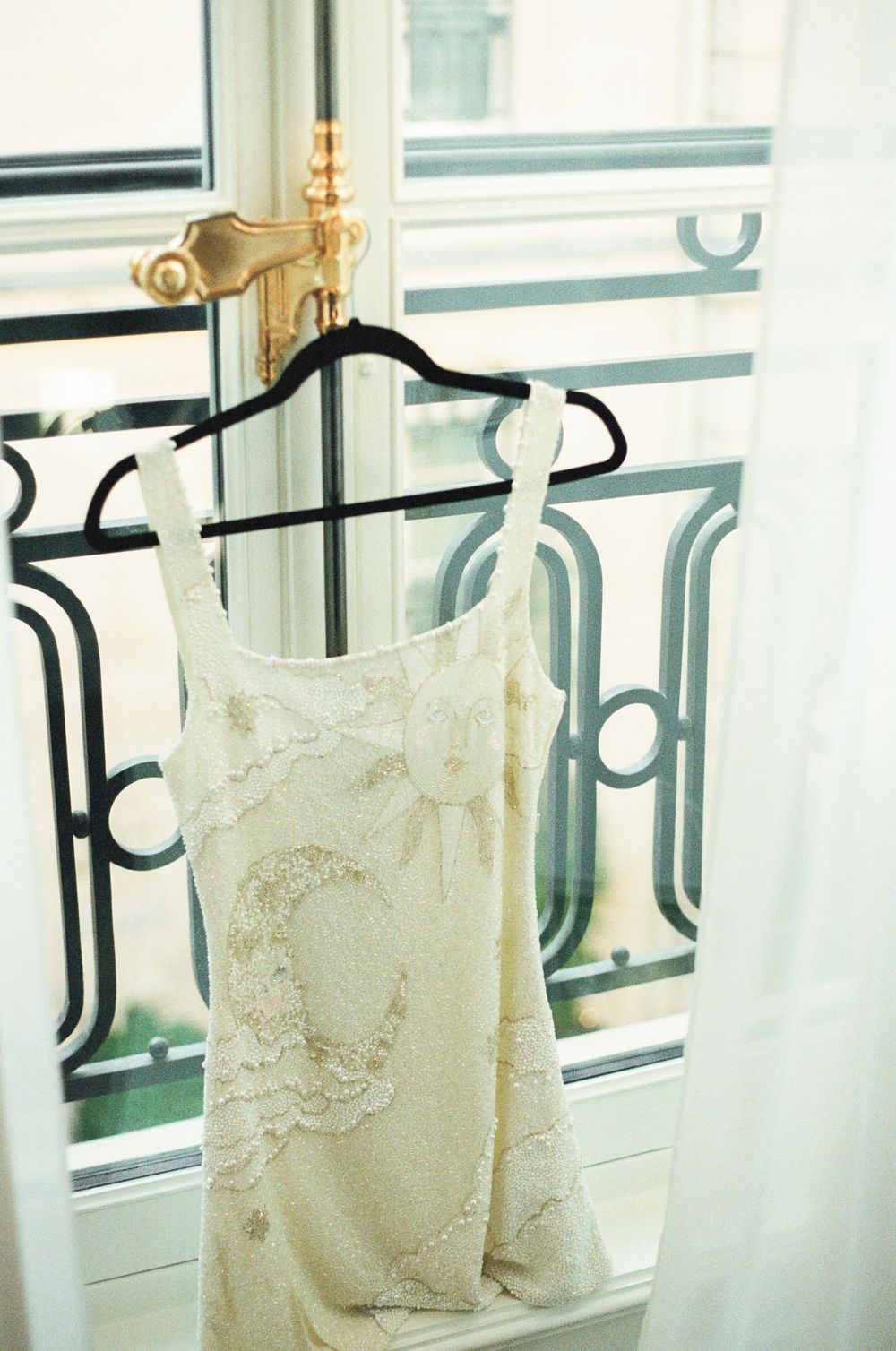 Luxury paris wedding details. Paris film photographer. Wedding photography on film. Paris vintage photography. Paris film photographer.