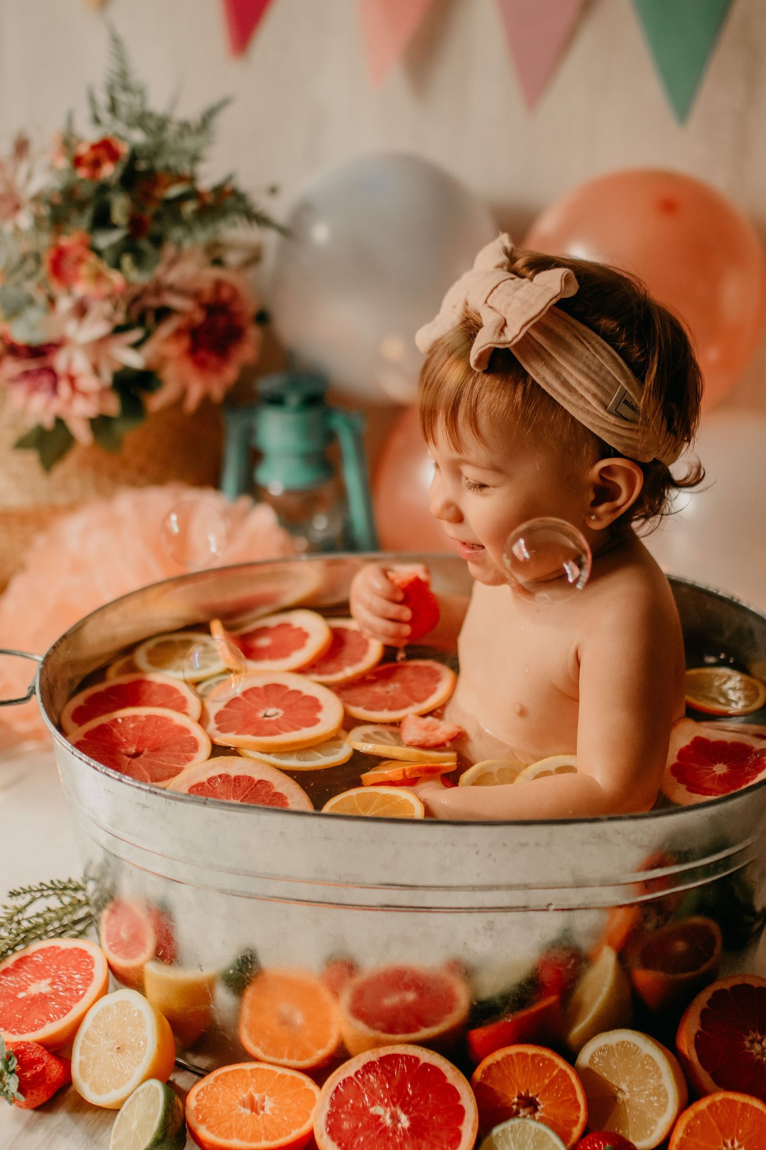 Bebé disfrutando de baño con frutas en Vila-seca