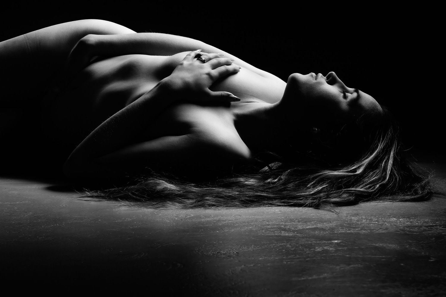 David G Holt Photography - Abstract body form photography with dramatic lighting and shadows.