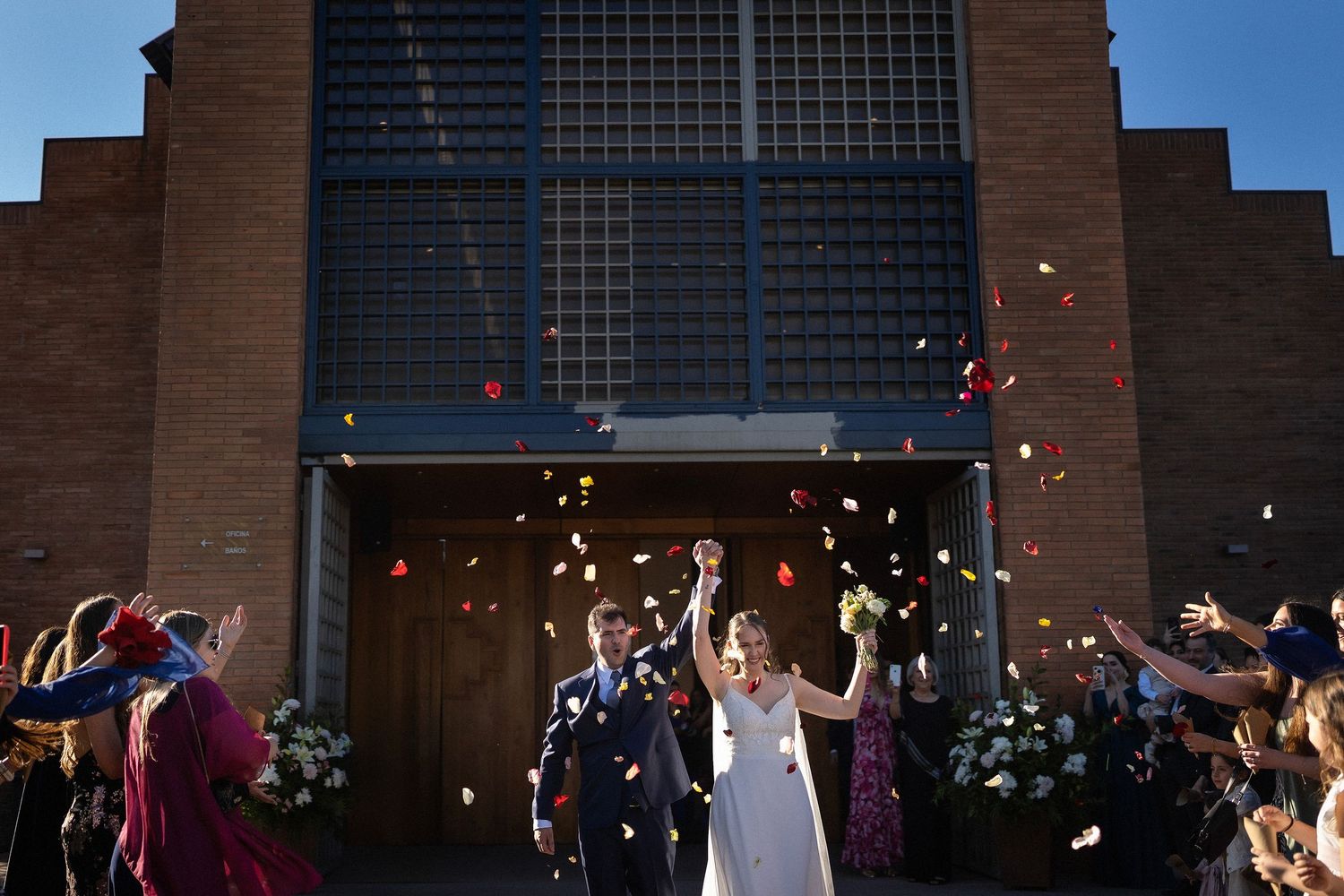 Novios saliendo de la ceremonia de matrimonio en Chile
