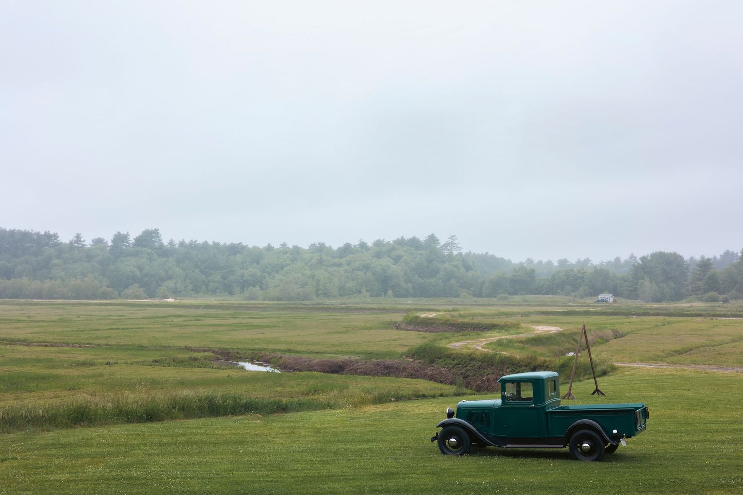 A sequence of panoramic photos shows a rustic green landscape with an antique car visible in one frame.