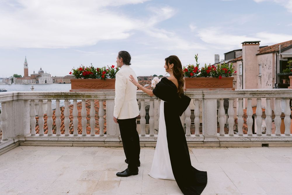 Artistic wedding photography sequence on a rooftop terrace with city views. Photoshoot by Venice Photographer Alina Indi