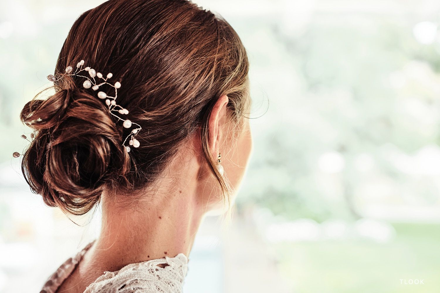 TLOOK photographe de mariage de style documentaire, préparatifs de la mariée gros plan sur la coiffure