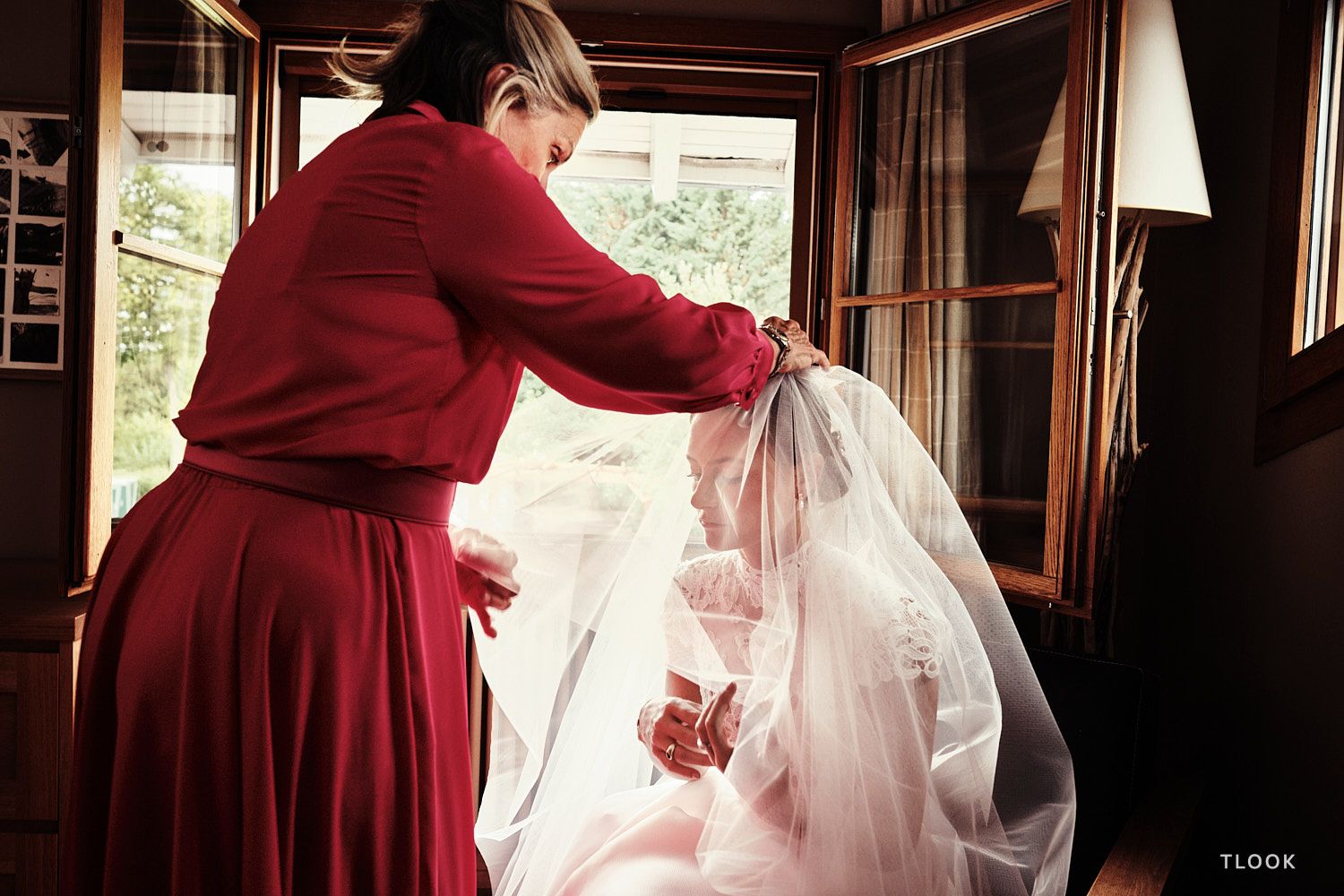 TLOOK photographe de mariage de style documentaire, préparatifs de la mariée avec sa maman