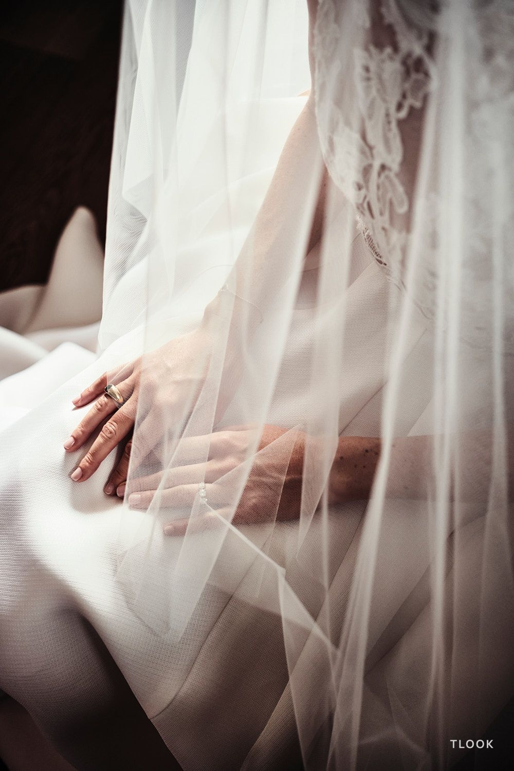 TLOOK photographe de mariage de style documentaire, préparatifs de la mariée détails sur les mains et le voile